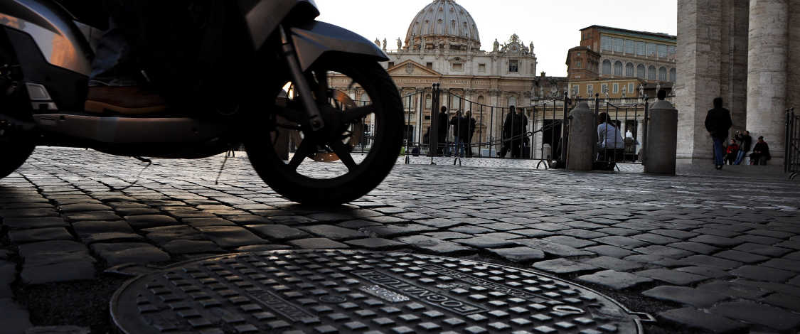 Motociclista cade a causa di un tombino: il Comune deve risarcire i danni