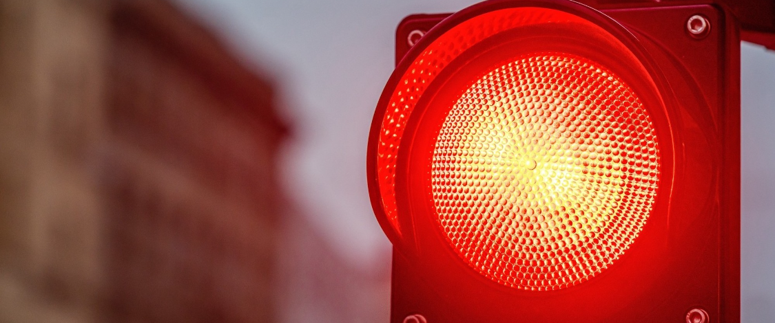 Passaggio col semaforo rosso: dichiarate nulle le multe comminate tra le 23 e le 7