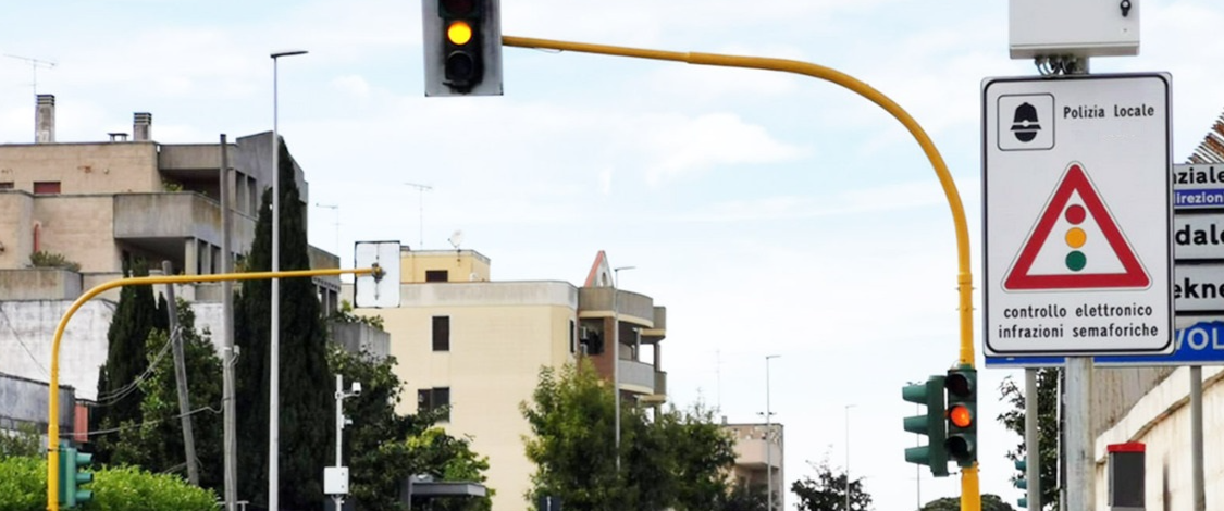 Passaggio col semaforo rosso e photored: cosa dobbiamo sapere