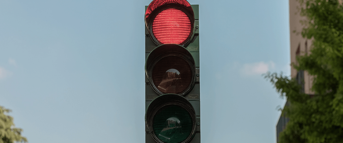 Passaggio con il semaforo rosso: termini per la notifica del verbale.